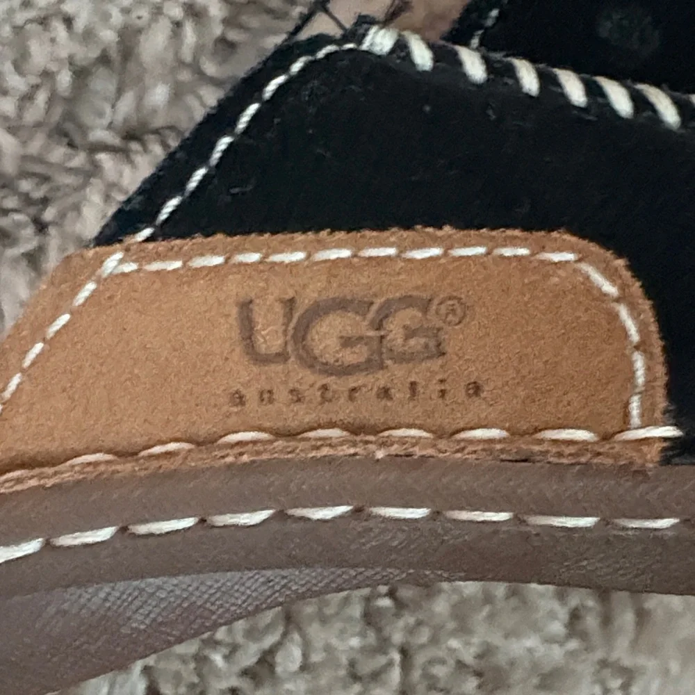 UGG Lil Spinner Black and Tan Sandals